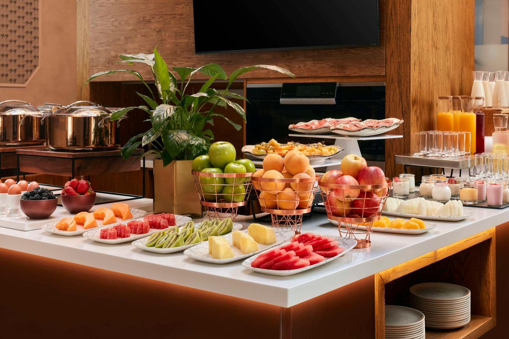 Nh Collection Madrid Palacio De Tepa Eksteriør bilde A fruit buffet