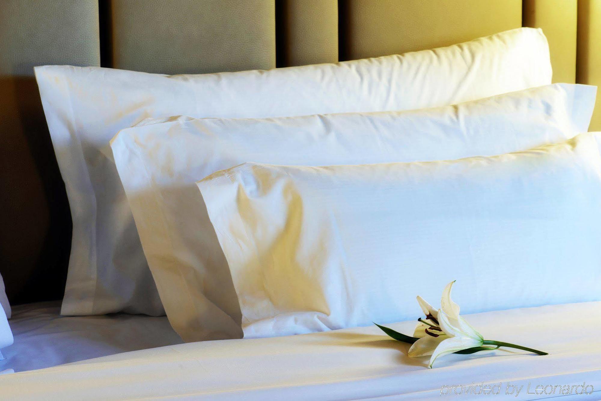 Nh Collection Madrid Palacio De Tepa Eksteriør bilde Pillows on a bed