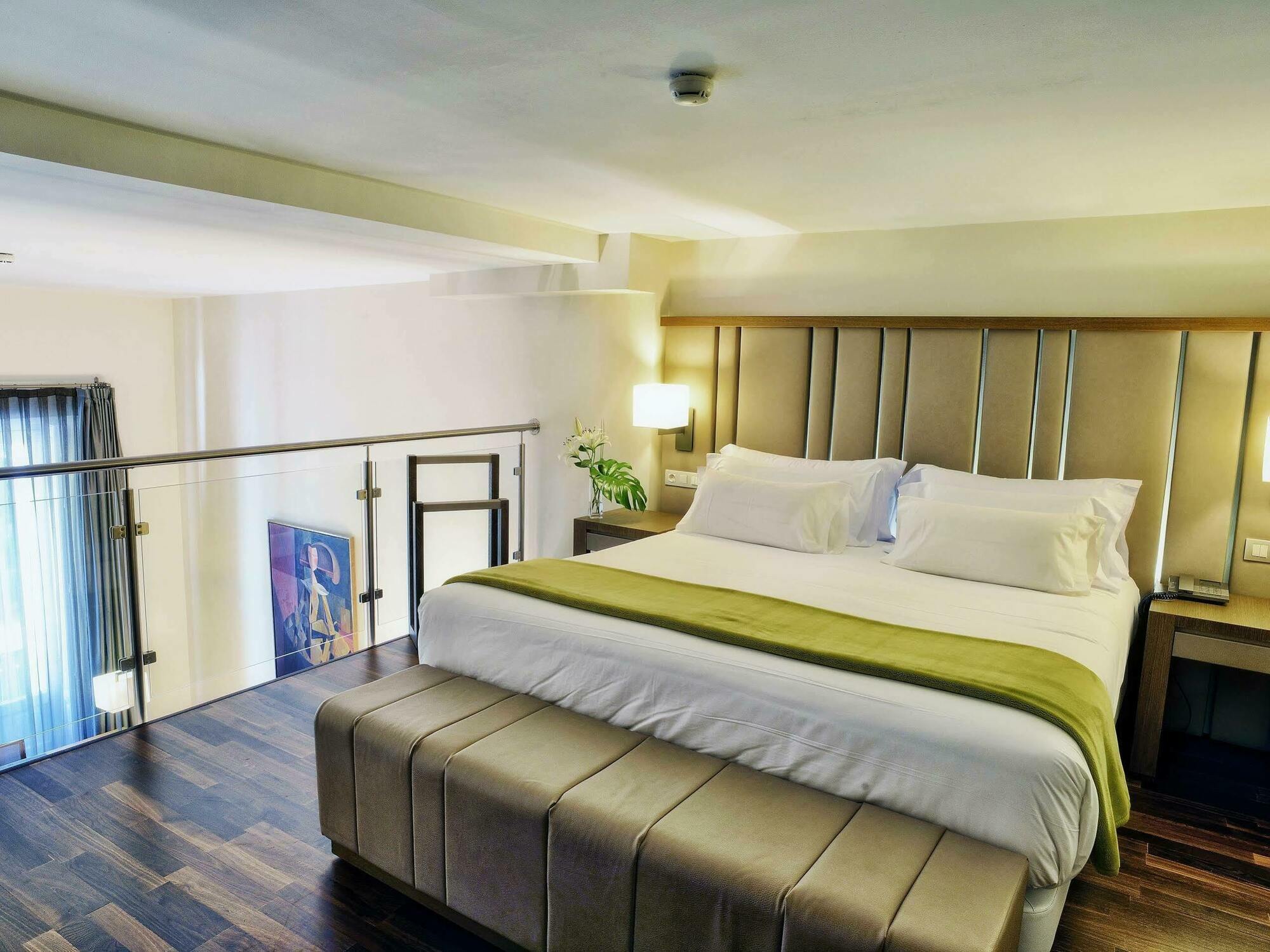 Nh Collection Madrid Palacio De Tepa Eksteriør bilde A bedroom at the hotel